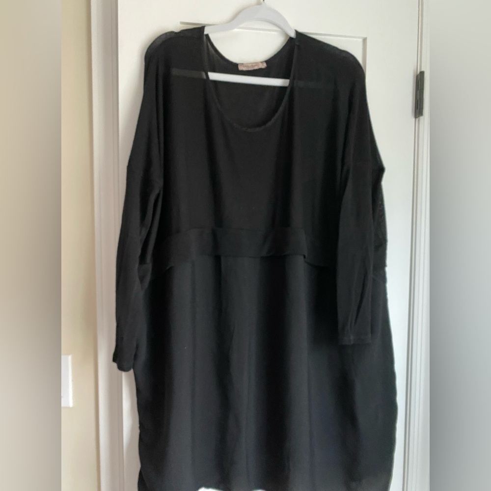 Angela Mara oversized black top tunic 3/4 sleeves Stretch Minimal Witchy